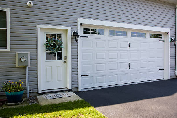24/7 Emergency Garage Door Panel Replacement experts in North Pearsall, TX